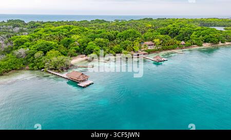 Belle vue aérienne de l'île de Rosario à Cartagena, Colombie, mettant en valeur une végétation luxuriante et des eaux tranquilles. Banque D'Images