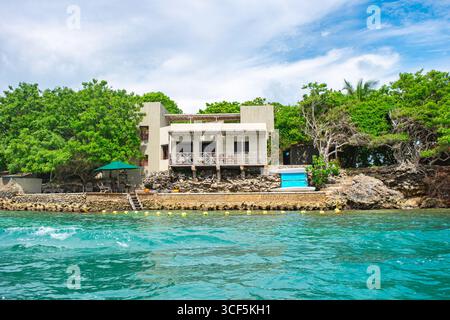 Vue imprenable sur une maison moderne sur l'île de Rosario, entourée de verdure luxuriante et d'eaux turquoises à Carthagène, Colombie. Banque D'Images