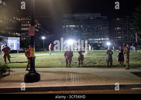 Washington, DC, États-Unis. 20 août 2025. Des membres de la Garde nationale des États-Unis patrouillent dans les rues de Washington, DC quelques jours après la guerre de Trump contre la crise criminelle de D.C., bien que le ministère de la Justice ait montré un niveau de criminalité plus bas depuis 30 ans le 20 août 2025. Crédit : Mpi34/Media Punch/Alamy Live News Banque D'Images