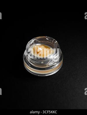 Gros plan, colophane de haschisch au lait violet, concentré de cannabis de marijuana dab Oil, New Jersey USA 2025 Banque D'Images
