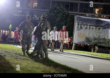 Washington, DC, États-Unis. 20 août 2025. Des membres de la Garde nationale des États-Unis patrouillent dans les rues de Washington, DC quelques jours après la guerre de Trump contre la crise criminelle de D.C., bien que le ministère de la Justice ait montré un niveau de criminalité plus bas depuis 30 ans le 20 août 2025. Crédit : Mpi34/Media Punch/Alamy Live News Banque D'Images