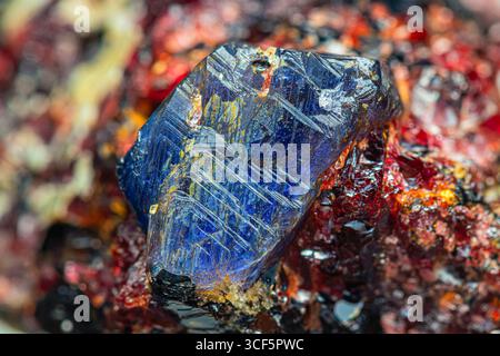 Gros plan saphir bleu brut naturel sur rubis – matrice de biotite (minéraux de la terre – groupe de pierres précieuses de corindon) Banque D'Images