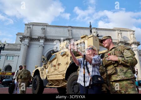 Washington D.C, Washington D.C, États-Unis. 20 août 2025. Une femme âgée prend une photo avec des membres de la Garde nationale devant Union Station à Washington, DC le 20 août 2025. (Crédit image : © Dominic Gwinn/ZUMA Press Wire) USAGE ÉDITORIAL SEULEMENT ! Non destiné à UN USAGE commercial ! Banque D'Images