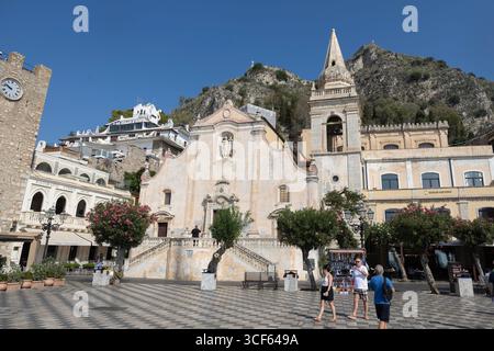 L'église Saint Augustino ou Chiesa di Sant'Agostino sur la Piazza IX Aprile de la ville de Taormine sur la côte est de l'île de Sicile Banque D'Images