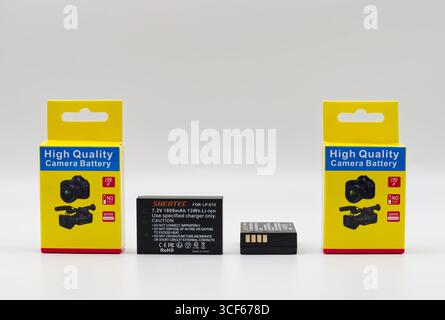 Bologne - Italie - 13 juillet 2025 : haute qualité Shantec Li-ion deux nouveaux boîtiers de batterie d'appareil photo et deux batteries lithium-ion sur fond blanc. Banque D'Images
