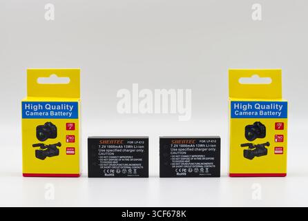 Bologne - Italie - 13 juillet 2025 : haute qualité Shantec Li-ion nouvelles batteries de rechange lithium-ion de haute qualité pour appareil photo devant leur emballage jaune Banque D'Images