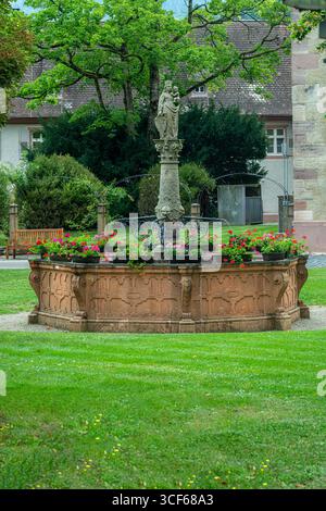 La cour intérieure de l'abbaye de Lichtental avec la fontaine de Sainte-Marie à Baden Baden. Baden Wuerttemberg, Allemagne, Europe Banque D'Images