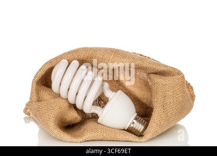Une lampe LED dans un sac de jute, gros plan, isolée sur fond blanc. Banque D'Images