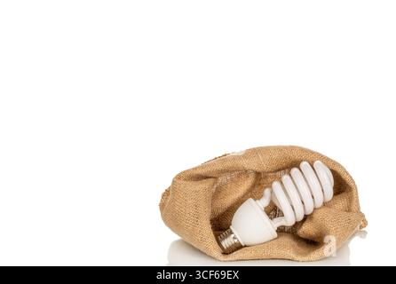 Une lampe LED dans un sac de jute, gros plan, isolée sur fond blanc. Banque D'Images