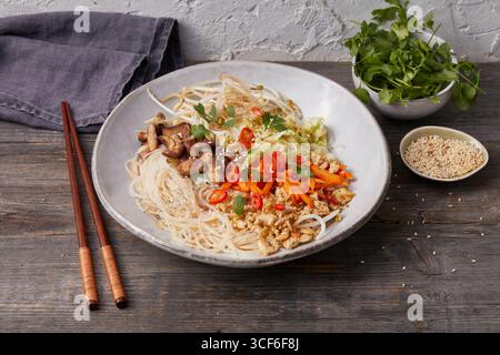Nouilles en verre sautées avec shiitake et légumes Banque D'Images