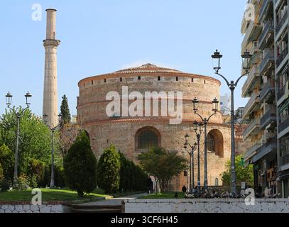 Thessalonique, Grèce-23 avril 2025 : des gens non identifiés marchant près des pigeons devant l'église de Rotunda Banque D'Images