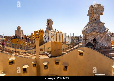 La célèbre Casa Mila (la Pedrera) conçue par Antoni Gaudi, Barcelone, Espagne Banque D'Images
