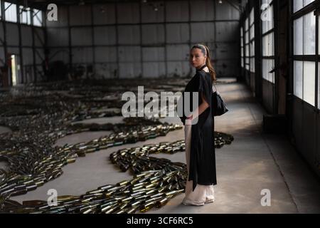 Autostrada Biennale 2025, au Kosovo une installation de l'artiste de Francfort Tamara GRI intitulée circulations, à Prizren, Kosovo, le 16 août 2025. L'installation se compose de 11 611 bouteilles en verre installées sur une certaine forme, une partie de l'Autostrada Biennale 2025 a ouvert à Prizren, Kosovo, transformant une ancienne base militaire allemande de la KFOR en un centre de plus en plus contemporain Fondée en 2014 et organisée pour la première fois en 2017, la Biennale est devenue la première plateforme artistique internationale du pays, tissant la créativité mondiale dans le tissu de l'histoire locale. Cette cinquième édition, organisée par Erzen Shkololli Under Banque D'Images