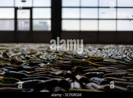 Autostrada Biennale 2025, au Kosovo une installation de l'artiste de Francfort Tamara GRI intitulée circulations, à Prizren, Kosovo, le 16 août 2025. L'installation se compose de 11 611 bouteilles en verre installées sur une certaine forme, une partie de l'Autostrada Biennale 2025 a ouvert à Prizren, Kosovo, transformant une ancienne base militaire allemande de la KFOR en un centre de plus en plus contemporain Fondée en 2014 et organisée pour la première fois en 2017, la Biennale est devenue la première plateforme artistique internationale du pays, tissant la créativité mondiale dans le tissu de l'histoire locale. Cette cinquième édition, organisée par Erzen Shkololli Under Banque D'Images