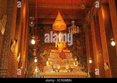 Phra Buddha Deva Patimakorn, une image de Bouddha complexe assis sur le piédestal à trois niveaux avec incroyable mural en toile de fond, salle d'ordination de Wat Pho Banque D'Images