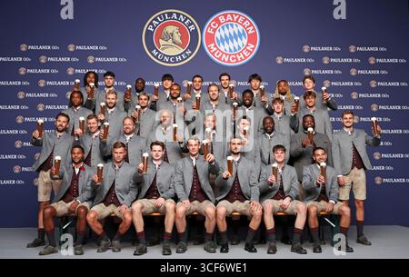MUNICH, ALLEMAGNE - 19 AOÛT : Team FC Bayern Jonah Kusi Asare du Bayern Muenchen , Aleksandar Pavlovic du Bayern Muenchen , Dayot Upamecano du FC Bayern Muenchen min Jae Kim du FC Bayern Muenchen Jamal Musiala du Bayern Muenchen Hiroki Ito du Bayern Muenchen Sacha Boey du Bayern Muenchen Paul Wanner du Bayern Muenchen Michael Olise du Bayern Muenchen Konrad Laimer du Bayern Muenchen Luis Diaz du Bayern Muenchen Jonathan Tah Jonathan Tah du Bayern Muenchen Harry Kane de Tom Muenchern Muenchern Muenchern Muenchern Muenchern Bischennois du Bayern Tom Muenchern Banque D'Images