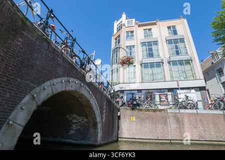Amsterdam, pays-Bas - 02 juillet 2018 : parking pour vélos sur la rive d'Amsterdam Banque D'Images