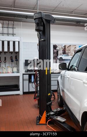 Ascenseur de voiture à l'intérieur de l'atelier de réparation, vue grand angle, pas de gens Banque D'Images