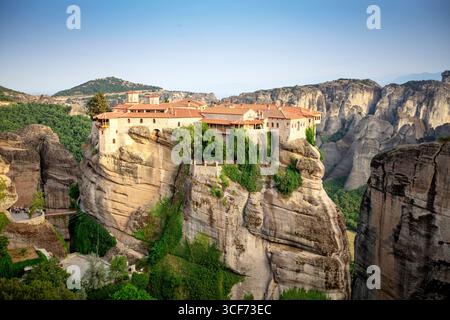 Monastères de Météores en Grèce, site du patrimoine mondial de l'UNESCO avec des monastères byzantins perchés sur des piliers rocheux dramatiques et un paysage montagneux Banque D'Images
