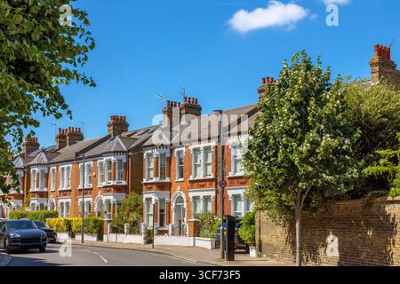 Rue avec maisons mitoyennes traditionnelles en briques à Londres. Angleterre Banque D'Images