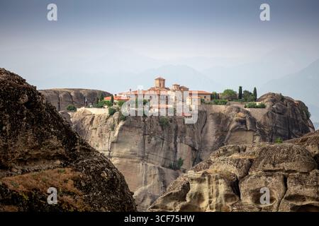 Monastères de Météores en Grèce, site du patrimoine mondial de l'UNESCO avec des monastères byzantins perchés sur des piliers rocheux dramatiques et un paysage montagneux Banque D'Images