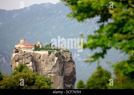 Monastères de Météores en Grèce, site du patrimoine mondial de l'UNESCO avec des monastères byzantins perchés sur des piliers rocheux dramatiques et un paysage montagneux Banque D'Images