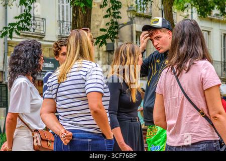 Groupe de jeunes - quatre jeunes femmes / deux jeunes hommes dans la vingtaine - discutant dans le vieux quartier de Tours, Indre-et-Loire (37), France. Banque D'Images