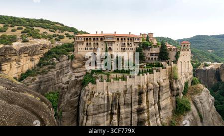 Monastères de Météores en Grèce, site du patrimoine mondial de l'UNESCO avec des monastères byzantins perchés sur des piliers rocheux dramatiques et un paysage montagneux Banque D'Images