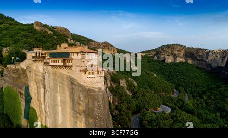 Monastères de Météores en Grèce, site du patrimoine mondial de l'UNESCO avec des monastères byzantins perchés sur des piliers rocheux dramatiques et un paysage montagneux Banque D'Images