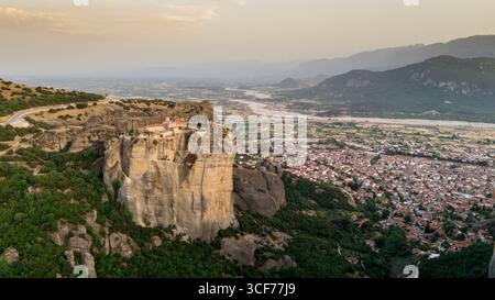 Monastères de Météores en Grèce, site du patrimoine mondial de l'UNESCO avec des monastères byzantins perchés sur des piliers rocheux dramatiques et un paysage montagneux Banque D'Images
