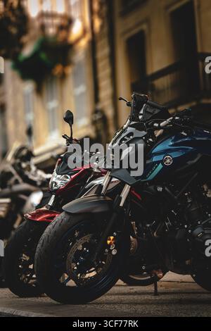 Deux motos, Yamaha MT-07 et Honda CB500, stationnées côte à côte dans une rue urbaine de Nîmes. Banque D'Images