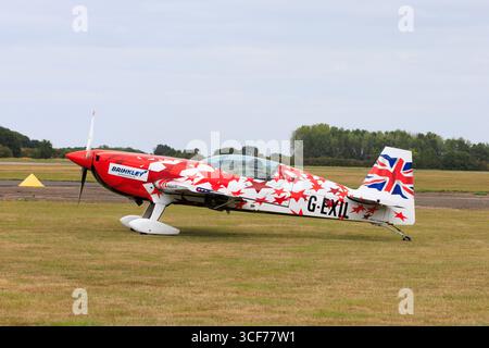 Mark Jefferies Global Stars Air Show Team, Extra 300 S, avion de voltige G-EXIL. RAF Syerston Air Show, août 2025. Banque D'Images