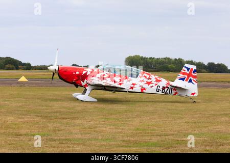 Mark Jefferies Global Stars Air Show Team, Extra 300 l, avion acrobatique G-BZII. RAF Syerston Air Show, août 2025. Banque D'Images