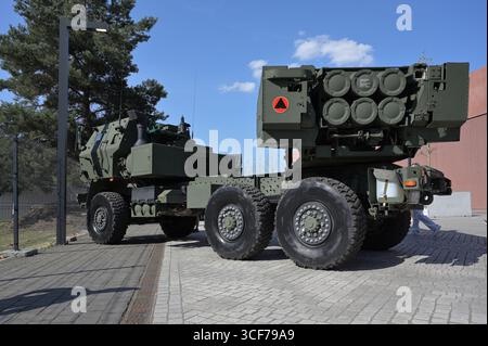 Editorial.Pologne, Varsovie, 15 août 2025. Défilé de l'armée polonaise. M142 Himars. Gros plan d'un échantillon d'arme.système MLRS de couleur kaki.système Rocket. Banque D'Images