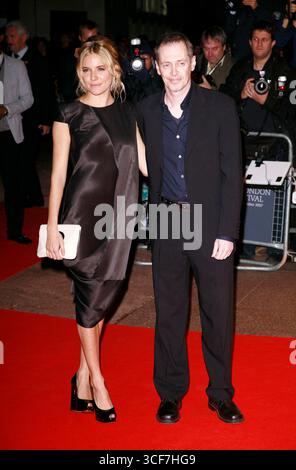 Sienna Miller et Steve Buscemi au Times BFI London film Festival : projection gala d'interview à l'Odeon West End à Londres - 18 octobre 2007 Banque D'Images