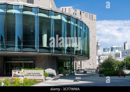 Denver, CO, USA-11 juin 2025 ; le bâtiment Martin avec façade en verre du Denver Art Museum (DAM) dans le centre civique de la ville avec Western et regio Banque D'Images