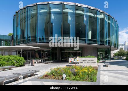 Denver, CO, USA-11 juin 2025 ; le bâtiment Martin avec façade en verre du Denver Art Museum (DAM) dans le centre civique de la ville avec Western et regio Banque D'Images
