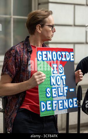 Londres, Royaume-Uni – 20 août 2025 le rappeur de genou Mo Chara, de son vrai nom Liam Óg Ó hAnnaidh, a assisté aujourd’hui à la Cour de justice de Westminster pour une audience sur des allégations selon lesquelles il aurait affiché un drapeau du Hezbollah lors d’un concert à Londres en novembre dernier. Le groupe hip-hop basé à Belfast a été un fervent partisan de la Palestine pendant le conflit Israël-Gaza, suscitant régulièrement la controverse pour leur position pro-palestinienne défiante lors de concerts et de festivals. Kneecap a toujours nié soutenir le Hamas ou le Hezbollah. Des foules de fans de genoux et de partisans pro-palestiniens se sont également rassemblées au Westminster Magistrate Banque D'Images