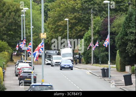 Rednal, Birmingham. 21 août 2025. Les drapeaux de l'Union et de St George sont accrochés dans diverses zones autour de Rednal et Longbridge à Birmingham alors que les communautés continuent de montrer leur patriotisme. Crédit : British News and Media/Alamy Live News Banque D'Images