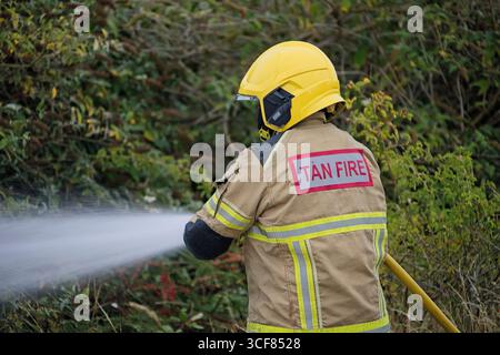 Pompiers face à un incendie gorse à Amlwch. Banque D'Images