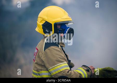 Pompiers face à un incendie gorse à Amlwch. Banque D'Images