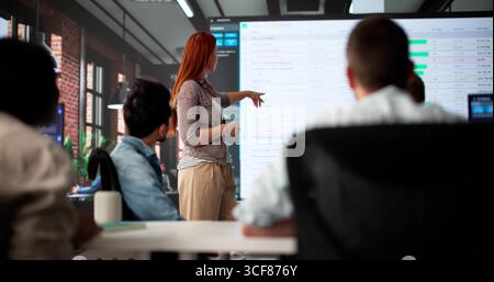 Équipe de formation de cadres multiraciaux utilisant les données de feuille de calcul dans Office Meeting Banque D'Images