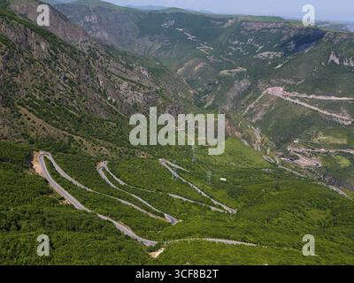 Route sinueuse dans un paysage de montagne boisé avec une vue large, vue aérienne, serpentines au monastère de Tatev, Tatev, province de Syunik, Syunik, Arménie Banque D'Images