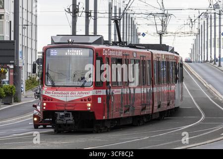 Tram sur le pont Kennedy - Bonn, Rhénanie du Nord-Westphalie, Allemagne Banque D'Images