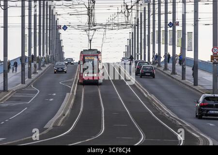 Tram sur le pont Kennedy - Bonn, Rhénanie du Nord-Westphalie, Allemagne Banque D'Images