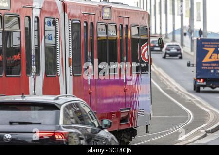 Tram sur le pont Kennedy - Bonn, Rhénanie du Nord-Westphalie, Allemagne Banque D'Images