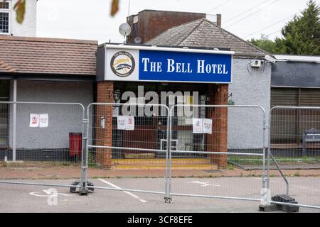 Epping Essex 21 août 2025 The Bell Hotel Epping, après une injuction temporaire de la haute Cour pour que les immigrés de l'hôtel soient enlevés. St George's amd Union drapeaux autour de l'hôtel et Epping. Crédit : Ian Davidson/Alamy Live News Banque D'Images