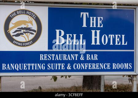 Epping Essex 21 août 2025 The Bell Hotel Epping, après une injuction temporaire de la haute Cour pour que les immigrés de l'hôtel soient enlevés. St George's amd Union drapeaux autour de l'hôtel et Epping. Crédit : Ian Davidson/Alamy Live News Banque D'Images