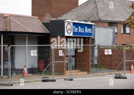 Epping Essex 21 août 2025 The Bell Hotel Epping, après une injuction temporaire de la haute Cour pour que les immigrés de l'hôtel soient enlevés. St George's amd Union drapeaux autour de l'hôtel et Epping. Crédit : Ian Davidson/Alamy Live News Banque D'Images