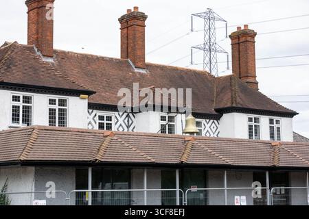Epping Essex 21 août 2025 The Bell Hotel Epping, après une injuction temporaire de la haute Cour pour que les immigrés de l'hôtel soient enlevés. St George's amd Union drapeaux autour de l'hôtel et Epping. Crédit : Ian Davidson/Alamy Live News Banque D'Images